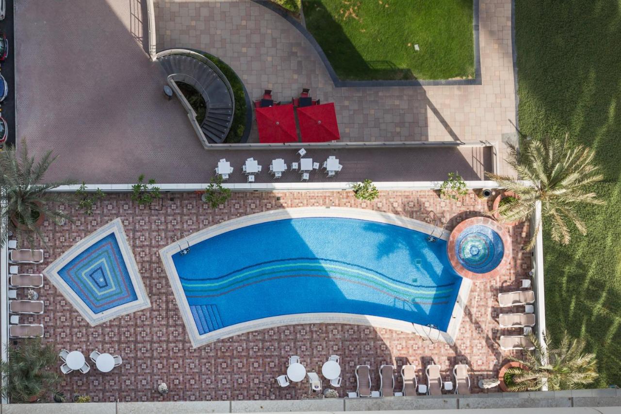 Higuests - Cozy Studio With Panoramic Views On The Lake Apartment Dubai Bagian luar foto