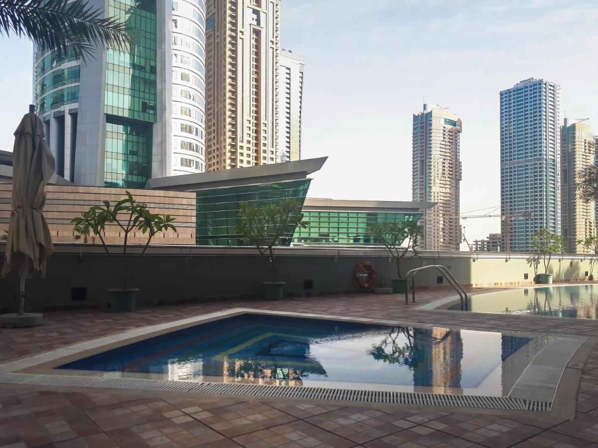 Higuests - Cozy Studio With Panoramic Views On The Lake Apartment Dubai Bagian luar foto