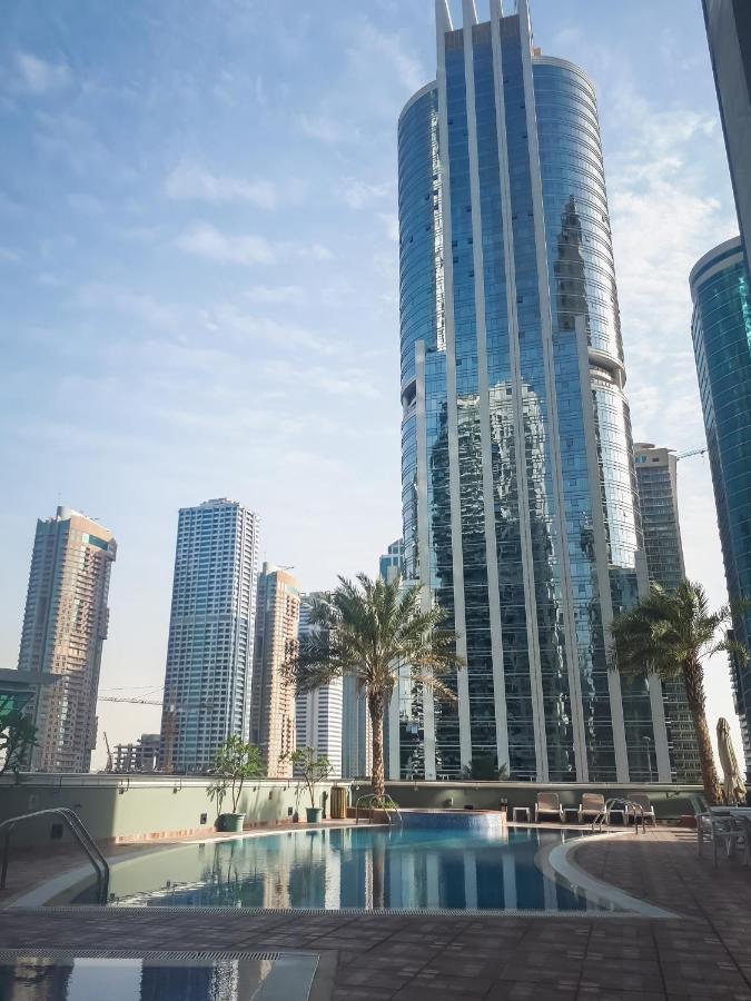 Higuests - Cozy Studio With Panoramic Views On The Lake Apartment Dubai Bagian luar foto