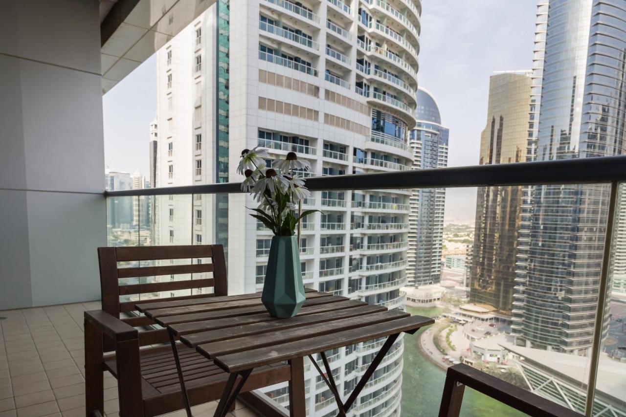 Higuests - Cozy Studio With Panoramic Views On The Lake Apartment Dubai Bagian luar foto