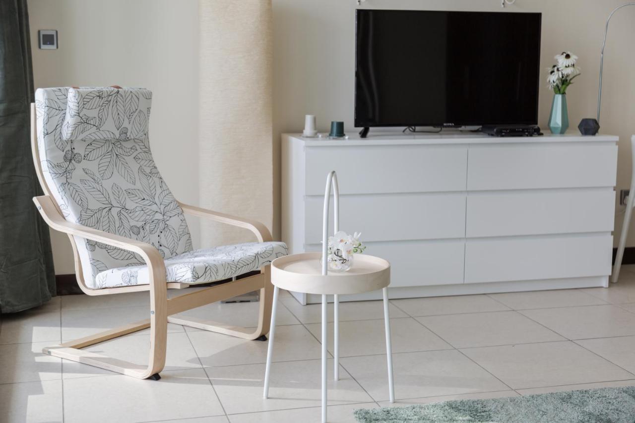 Higuests - Cozy Studio With Panoramic Views On The Lake Apartment Dubai Bagian luar foto